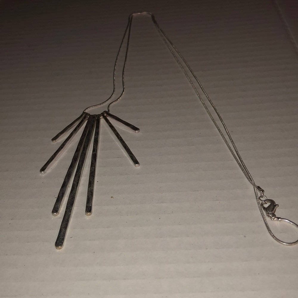 Silver tone necklace with 7 articulated pronges